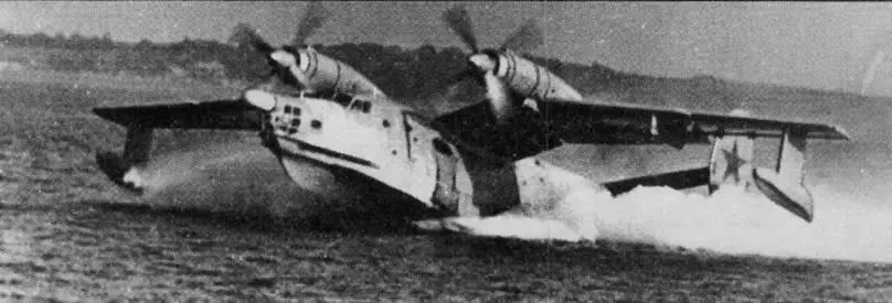 Взлет с воды Гидроаэродром Донузлав 1968 г Самолетамфибия Бе12 построен по - фото 33