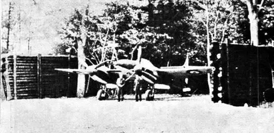 Уирлуинд в укрытии на аэродроме Арсм октябрь 1940 г Необычной для своего - фото 29