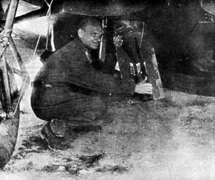 Подача стокилограммовой бомбы в утробу ХАИ1 Пол кабины штурмана Окна - фото 100