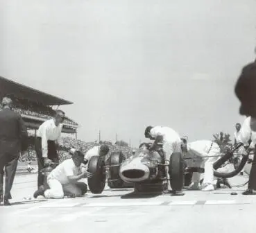 На гонку в Индианаполисе Ford предложил Чепмену 42литровый алюминиевый V8 с - фото 11