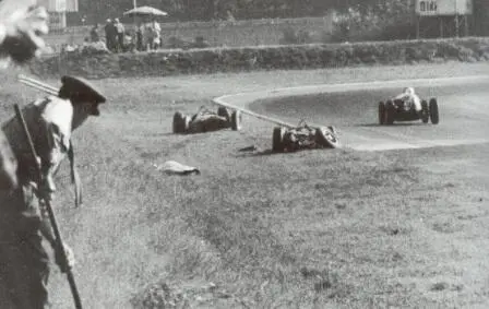 Последствия гонки в Монце 1961 года Ferrari графа Берге Вольвганга фон Трипса - фото 12