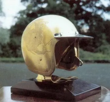 Золотой Шлем подарен Джиму Кларку фирмой Esso за уникальное для автогонок - фото 16