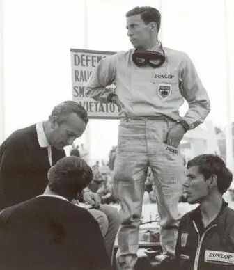 Во время Гранпри Монако64 на питуолл Джим Кларк с Колином Чепменом слева и - фото 3