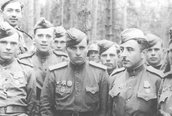Восточная Пруссия Группа полковых артиллеристов Каруцяк Абидов Воронин - фото 12
