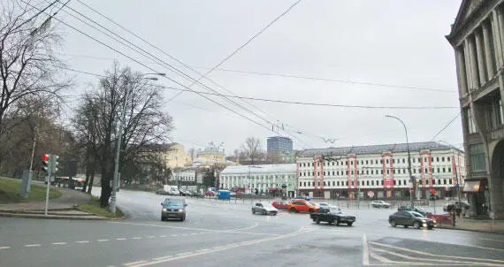 Славянская площадь В фильме есть лишь один элемент современности метромост - фото 108