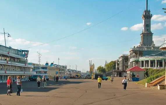 На Северном речном вокзале Белоснежное ажурное здание Речного вокзала - фото 172