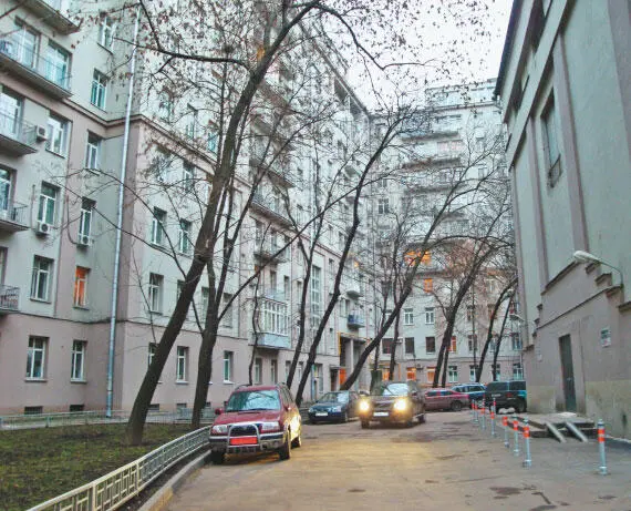 Во дворе Дом на набережной напоминающий неприступную тюремную крепость в - фото 244