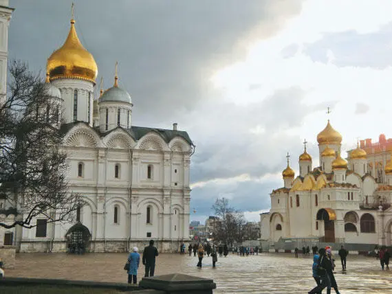 Соборная площадь На территории Кремля Вид древних соборов и площади - фото 271