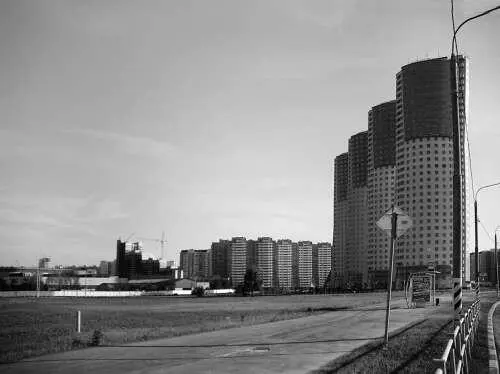 Ходынское поле начала XXI века Парадное крыльцо церкви Архангела Гавриила на - фото 12