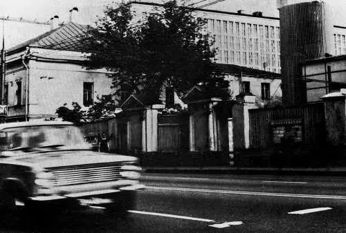 На месте церкви Воздвижения по тогдашней ул Калинина был пустырь Это был - фото 17