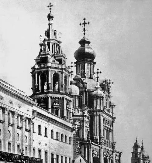 Церковь Успения Пресвятой Богородицы 1699 на Покровке Вдали церковь Троицы - фото 44