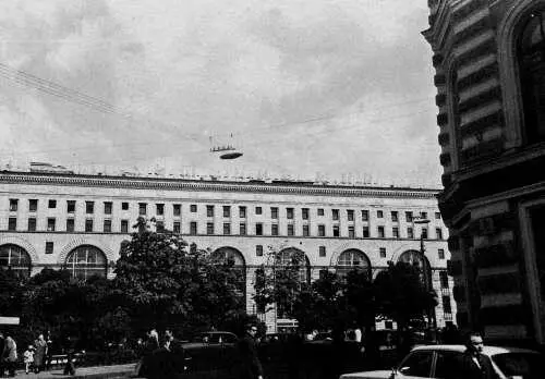 Проезжая часть улицы на месте храма Владимирской Богоматери В XIX в уже - фото 59
