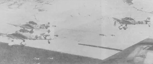 Ju 87D в полете в кадр попало 17 лаптежников Среди населения есть жертвы - фото 75