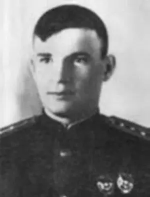 Командир эскадрильи 46го ШАП ВВС СФ капитан С А Гуляев Что же касается - фото 94