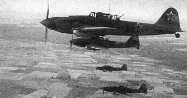 Группа Ил2М3 в ходе боевого вылета 1944 г К концу войны на счету лейтенанта - фото 99