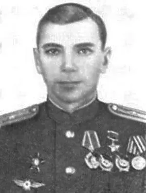 Герой Советского Союза командир 12й ШАД ВВС ТФ полковник М В Барташов Герой - фото 100