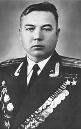 Дважды Герой Советского Союза полковник М Г Гареев послевоенное фото - фото 134