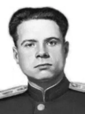 Командир эскадрильи 76го Гв ШАП Дважды Герой Советского Союза майор И А - фото 135