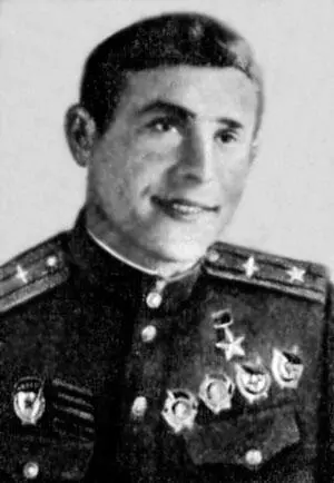 Командир эскадрильи 70го Гв ШАП Герой Советского Союза майор И М Герман - фото 182