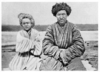 Правитель Кунчиканбек с сыном Помимо содержания обоих своих беков лобнорцы и - фото 71