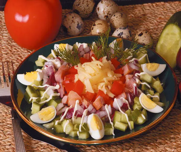 Ингредиенты копченая курица 150 г огурцы 2 шт помидор 1 шт репчатый - фото 48