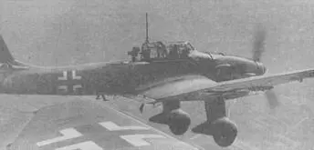 Пропаганда тоже оружие Этот Ju 87В периода Битвы за Англию вооружен - фото 84