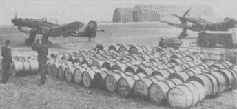Ju 87B в Балканской кампании заправляются прямо из бочек Позднее итальянские - фото 87