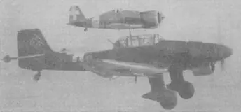 Ju 87B из состава IlStGJ под прикрытием итальянского Фиата G50 над - фото 88