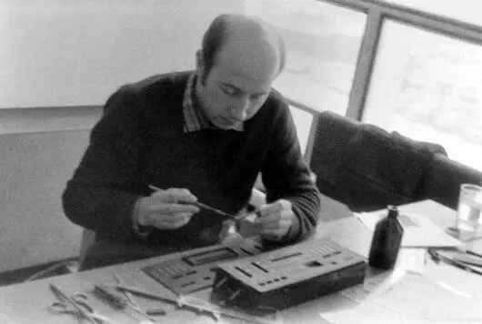 Будни КБ электроники вверху Ю Суворов внизу П Шульговский 1983 - фото 579