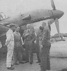 Создатель Ju 87 ГПольман среди пилотов и рабочих авиазавода на фоне своего - фото 62