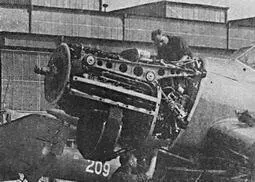 Раскапотированный двигатель на Ju 87B Кабина пилота Ju 87B Продолжалась - фото 79