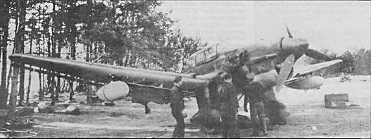 Ju87R2 с подвесными баками использовался и для дальних разведывательных - фото 83