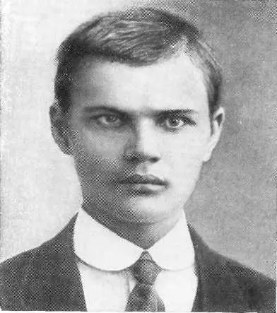 Василий Грабин в пятнадцатилетнем возрасте В Грабин слева курсант - фото 32