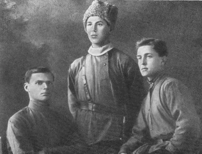В Грабин слева курсант Петроградских артиллерийских курсов 1921 г - фото 33