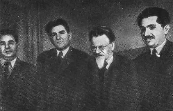 В Кремле в день вручения высокой награды И Ф Тевосян справа от М И - фото 40