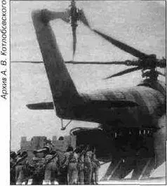 Египетские солдаты грузят в Ми6зенитное орудие Egyptian soldiers are loading - фото 40