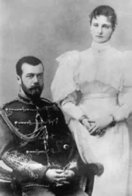 Николай II и Александра Федоровна Он находился в числе тех немногих лиц царской - фото 82