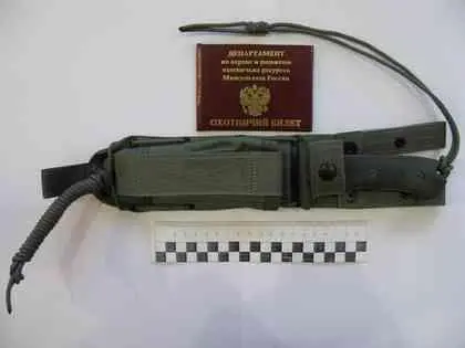 Нож извлечен из ножен Обратим внимание на ножны На одежде и снаряжении они - фото 419