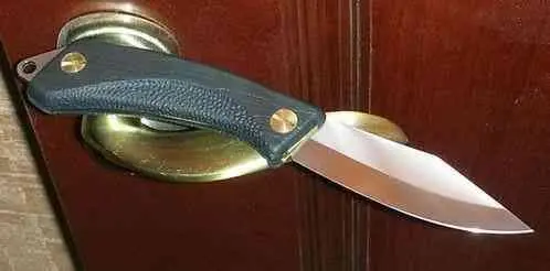 Из неприятного Часть кончика клинка в сложенном виде чутьчуть упирается в - фото 444