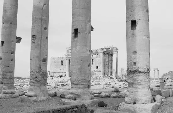 Рис 637 Колоннада вокруг храма БелаВалла Пальмира Фотография 2005 года - фото 336