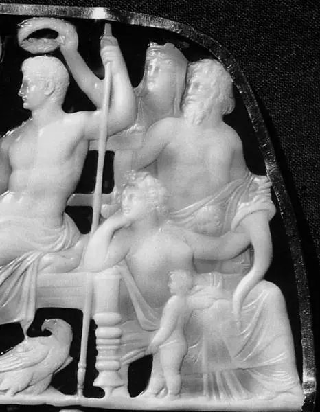 Рис 77 ВЕНЕРА пара женских фигур на правом конце зодиака Августа Одна из - фото 403