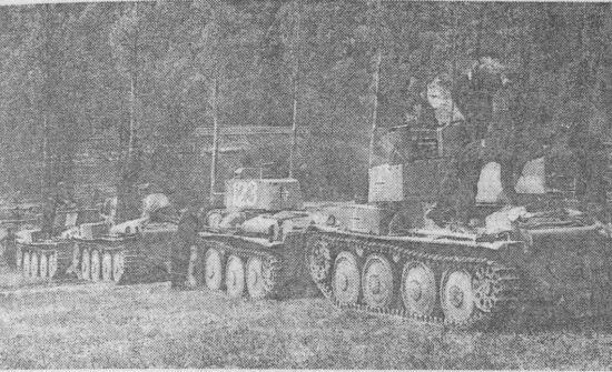 Колонна танков Pz38t AusfB из 7й танковой дивизии на привале Франция - фото 74
