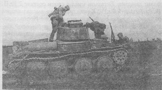 Красноармейцы осматривают подбитый танк Pz38t AusfG Июль 1941 года В - фото 81