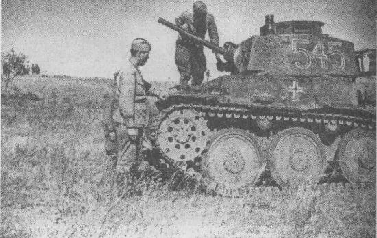 Красноармейцы осматривают захваченный немецкий танк Pz38t AusfF - фото 85