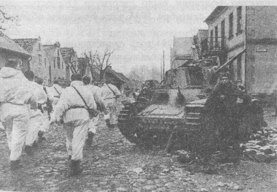 Подбитый танк Pz38t AusfF на улице одного из городов Восточной Пруссии - фото 93