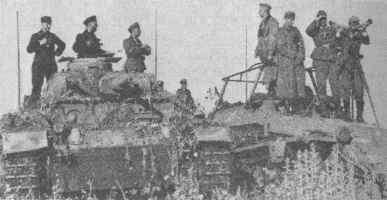 Командирский танк PzBfWgIII AusfE и командноштабной бронетранспортёр - фото 106