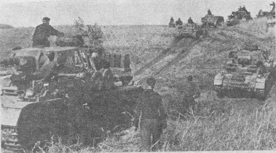 Танковая колонна в степях Украины Июнь 1941 года На переднем плане PzIV - фото 123