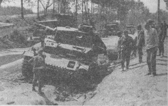 PzIV AusfE подбитый советским бронебойным снарядом Прибалтика июль 1941 - фото 125