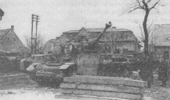 PzIV AusfJ захваченный в г Тата Венгрия март 1945 года На машине - фото 139
