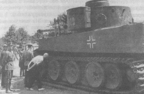 Посетители выставки трофейного вооружения осматривают танк Тигр 100 Лето - фото 170